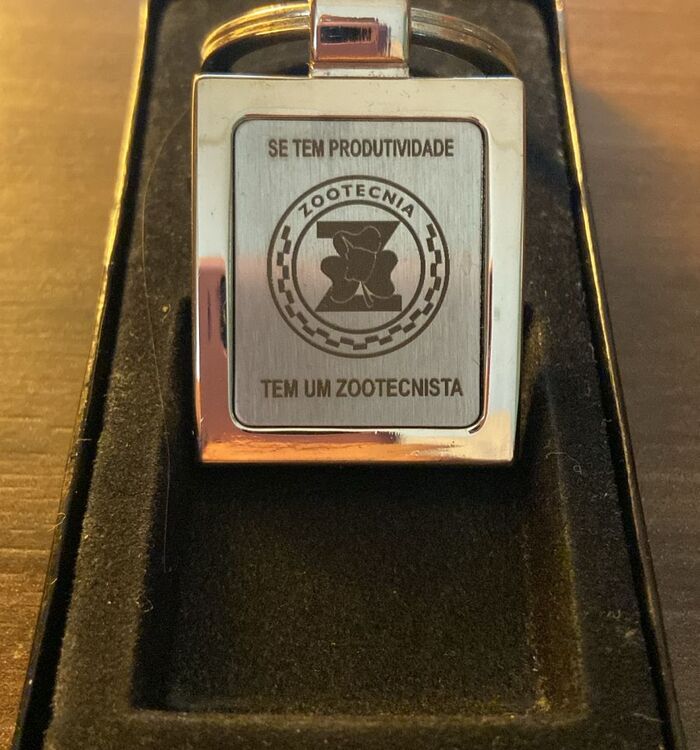 Chaveiro de metal com símbolo da zootecnia gravado a laser