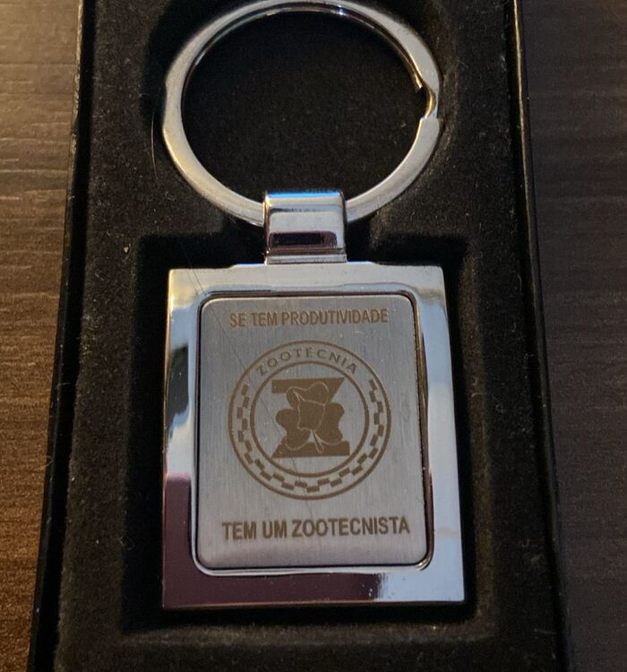 Chaveiro de metal com símbolo da zootecnia gravado a laser