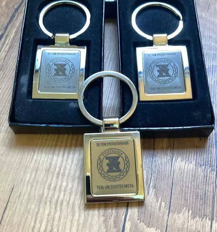 Chaveiro de metal com símbolo da zootecnia gravado a laser