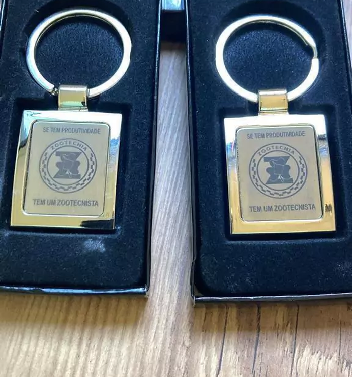 Chaveiro de metal com símbolo da zootecnia gravado a laser